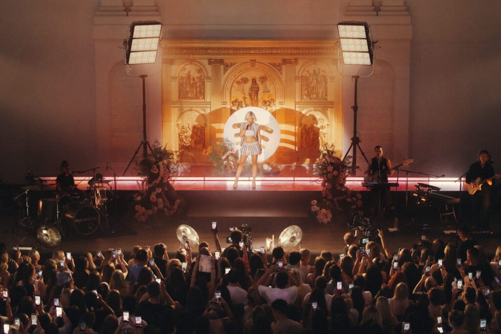 La cantante Skye Newman actuando en directo en la iglesia de Hackney en Londres
