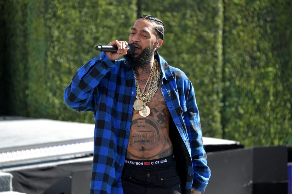 Retrato del rapero Nipsey Hussle durante una actuación en Los Ángeles