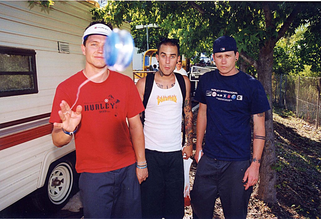 Los miembros de Blink-182, Mark Hoppus, Travis Barker y Tom DeLonge, en una actuación en directo.