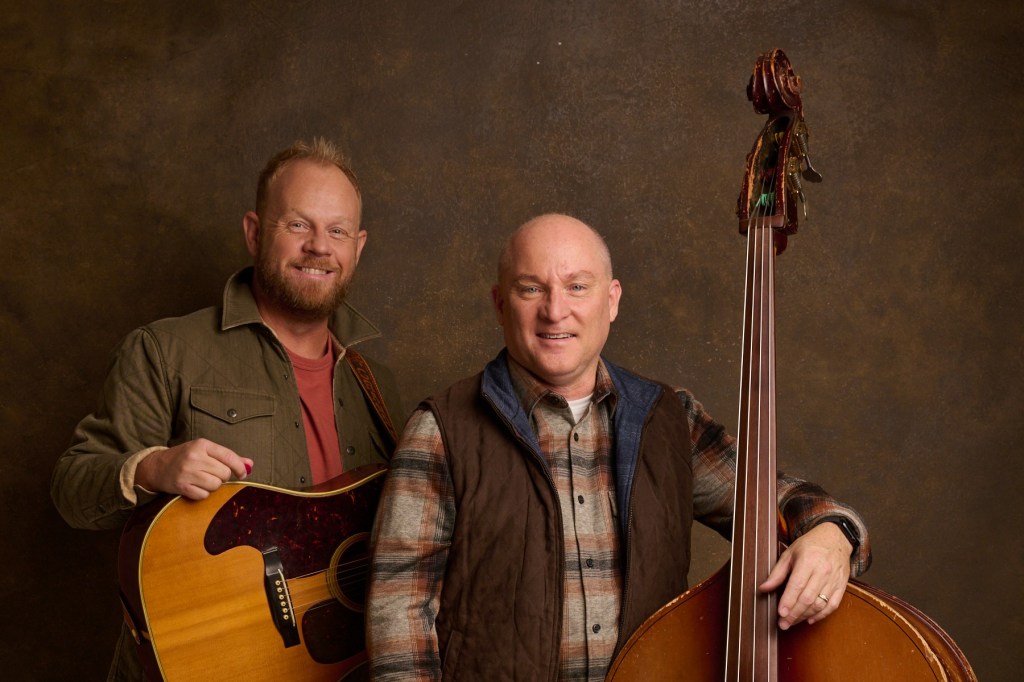 El dúo de bluegrass Dailey & Vincent posando juntos
