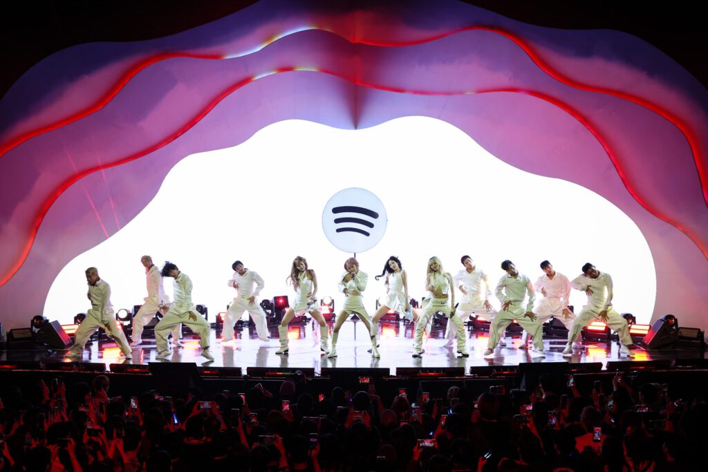Las integrantes de LE SSERAFIM durante su actuación en el evento PURE FLOWERS LIVE de Spotify en Seúl