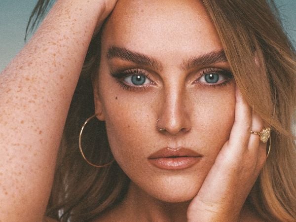 Perrie, la cantante británica, en una imagen promocional de su álbum debut en solitario.