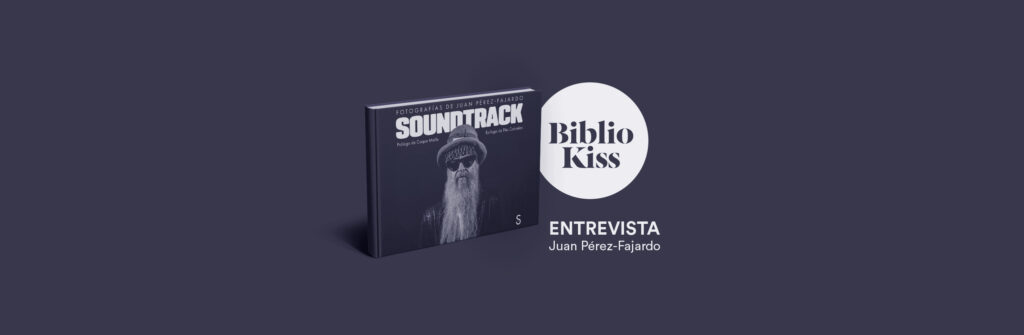 Portada del libro Soundtrack de Juan Pérez-Fajardo, con una fotografía en blanco y negro de un músico en concierto.