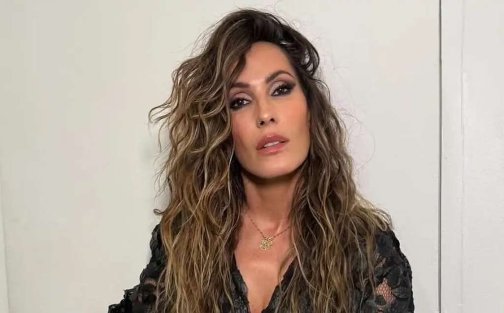 La cantante Malú actuando en directo durante un concierto de su gira