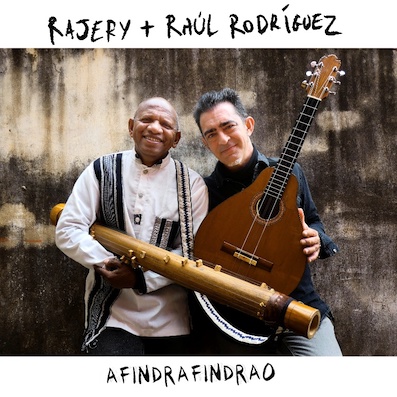 El músico malgache Rajery y el español Raúl Rodríguez en una colaboración musical