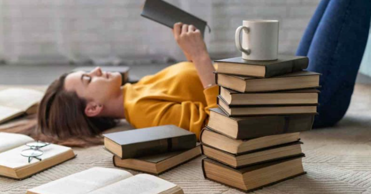 Persona relajada leyendo un libro en el sofá de su casa