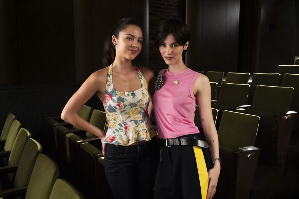 Gracie Abrams y Olivia Rodrigo conversando en el Cherry Lane Theatre de Nueva York