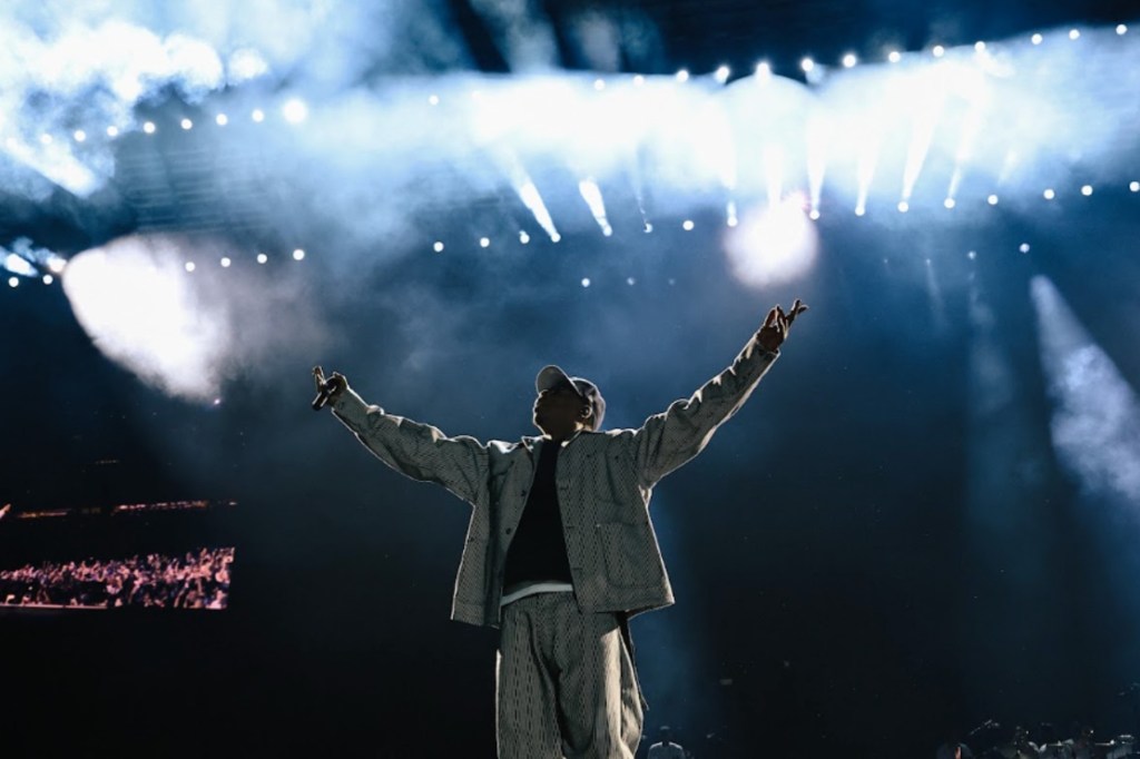 Jay-Z actuando en directo durante su residencia en el Yankee Stadium de Nueva York.