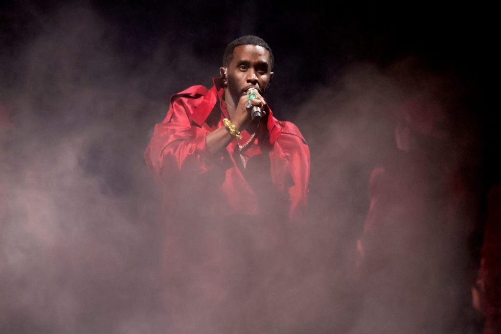 Sean Diddy Combs durante una actuación musical en un escenario