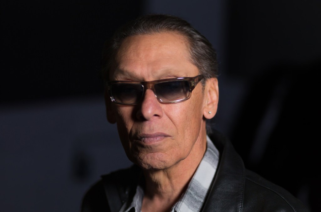 Alex Van Halen durante un concierto de rock con su batería