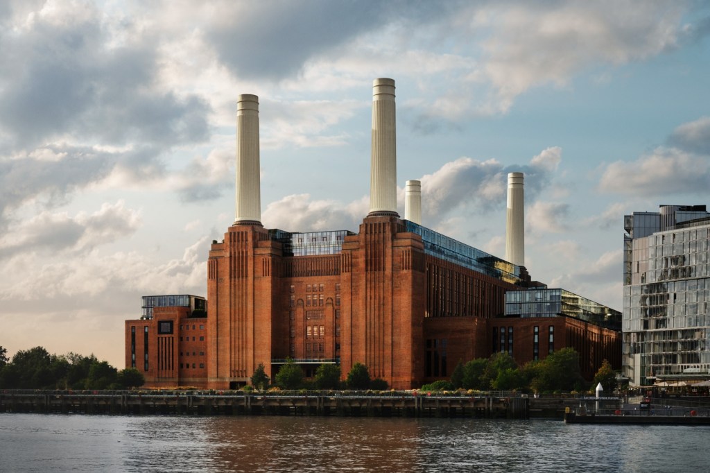 Fachada de la histórica Battersea Power Station en Londres, sede del nuevo Apple Music Hall.
