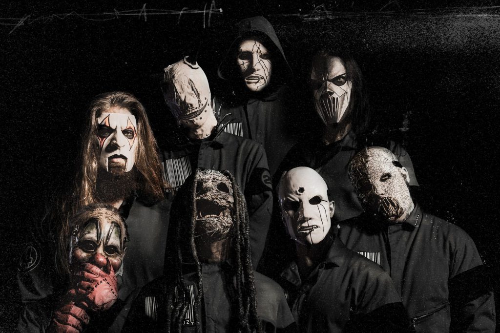 Corey Taylor, vocalista de Slipknot, actuando en directo durante un concierto de metal.