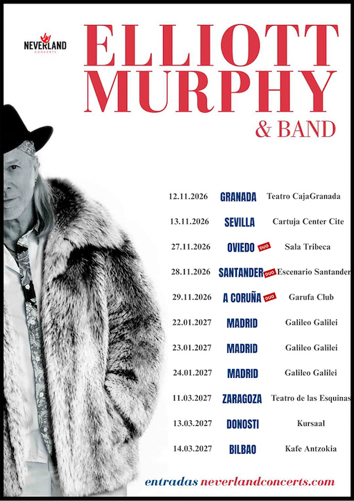 Elliott Murphy actuando en directo con su guitarra acústica durante un concierto.