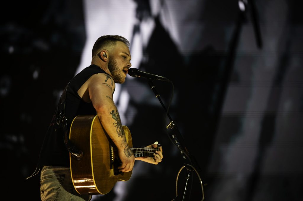 Zach Bryan actuando en directo durante su gira de conciertos.