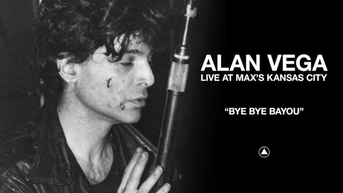 Retrato del músico Alan Vega en una actuación en directo