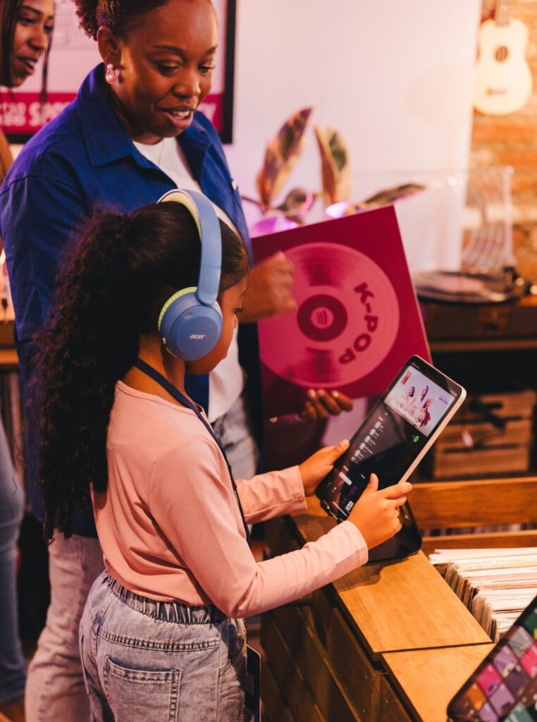 Padres e hijos disfrutando de la música juntos gracias a las opciones de control parental de Spotify.