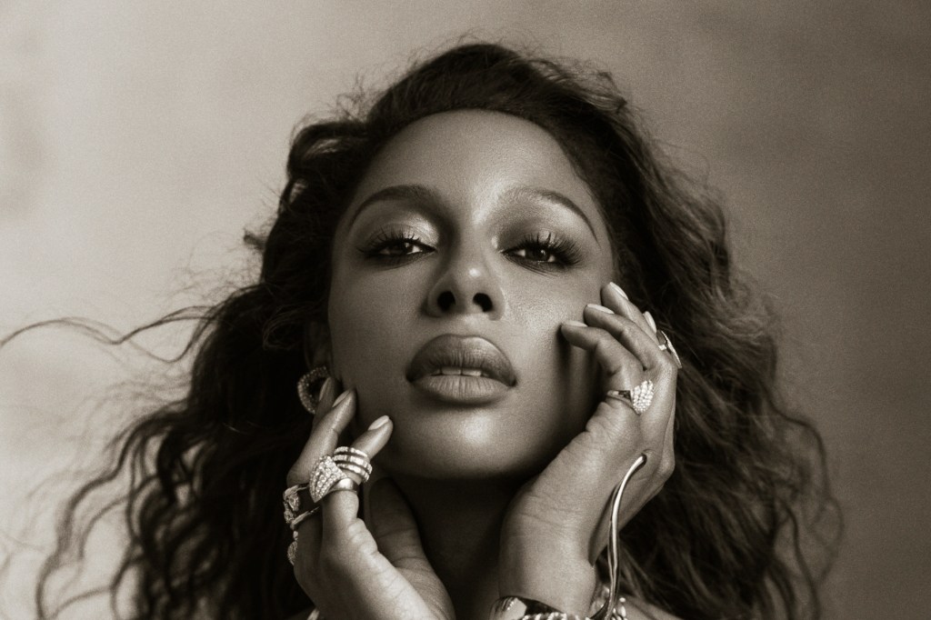Victoria Monét durante una presentación en directo promocionando su música.