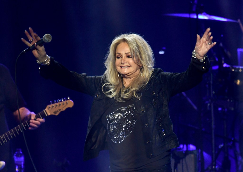 La cantante galesa Bonnie Tyler actuando en directo sobre un escenario
