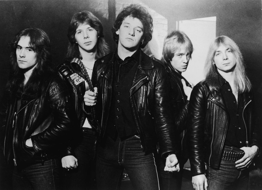 Miembros de la banda de heavy metal Iron Maiden en una imagen promocional clásica.
