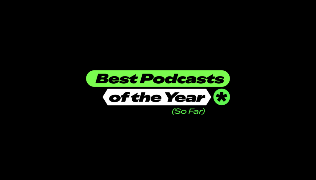 Una persona escuchando podcasts con auriculares, con el logo de Spotify de fondo