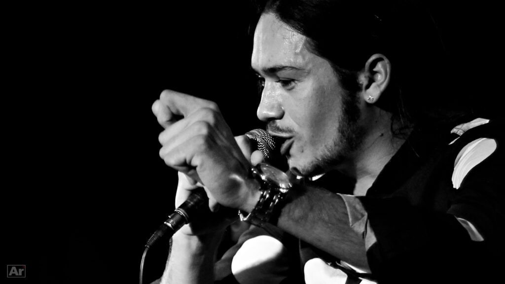 Canelita cantando en el escenario de la Sala Apolo con un micrófono