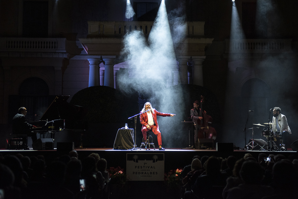 Diego el Cigala cantando en el escenario con su trío en el Festival Jardins de Pedralbes
