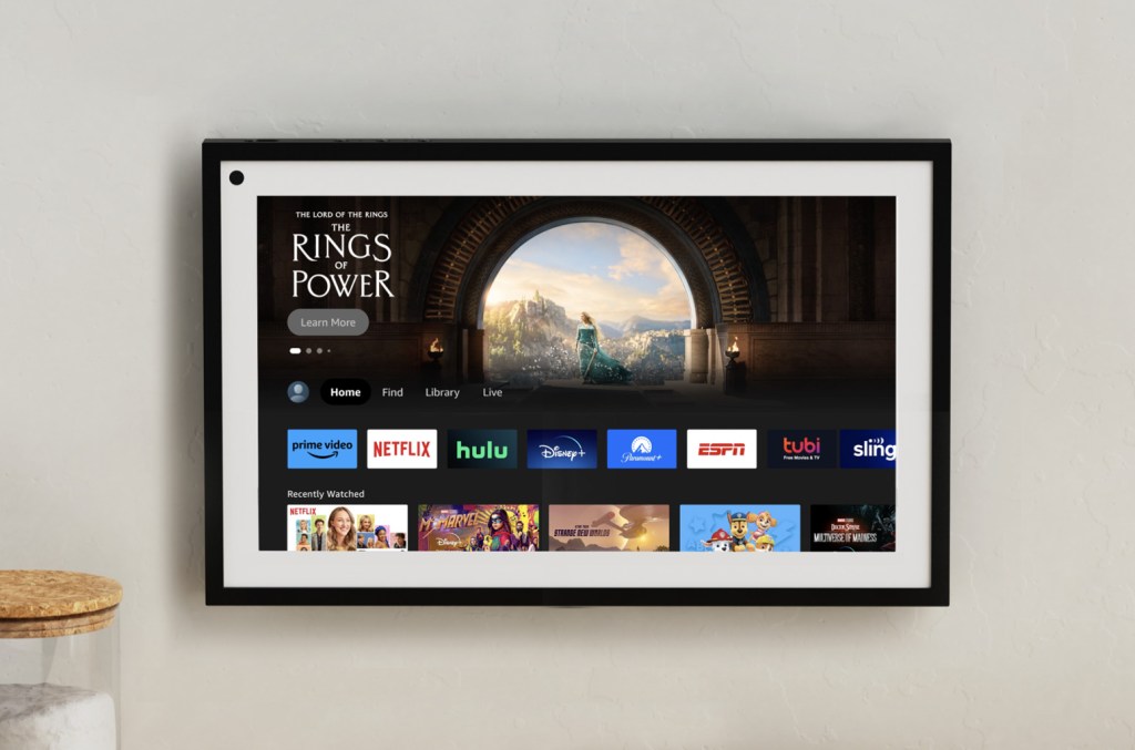 Pantalla inteligente de Amazon colgada en la pared mostrando una obra de arte