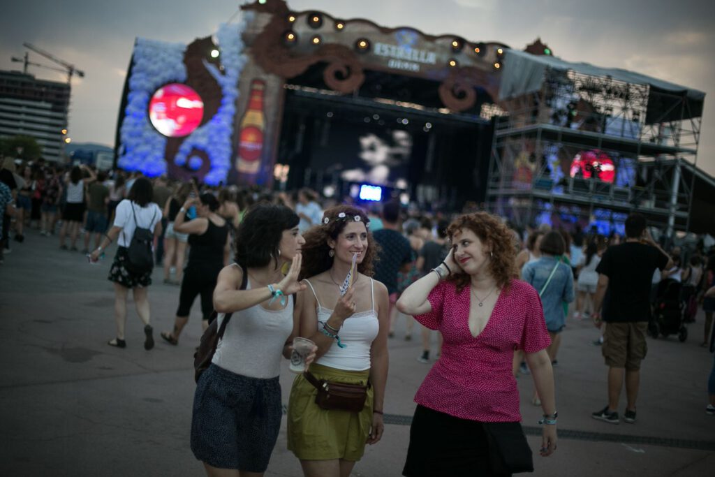 Escenario al aire libre en el Parc del Fòrum de Barcelona durante el ciclo Nits del Fòrum.