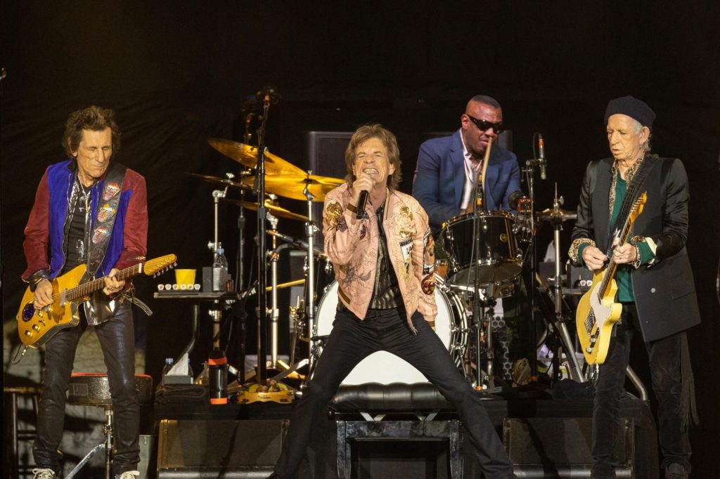 Keith Richards, Mick Jagger y Ronnie Wood de The Rolling Stones actuando en directo