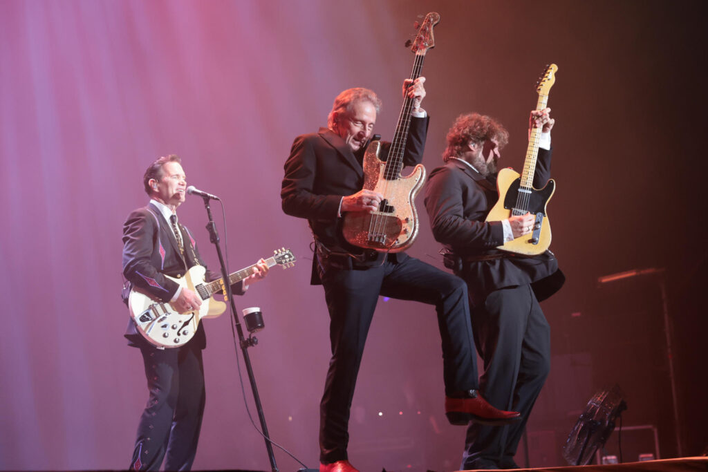 Chris Isaak cantando en directo durante su concierto en Bilbao