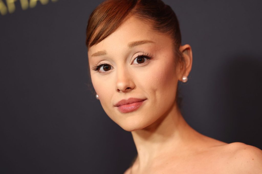 Ariana Grande posando en un evento de gala en Los Ángeles