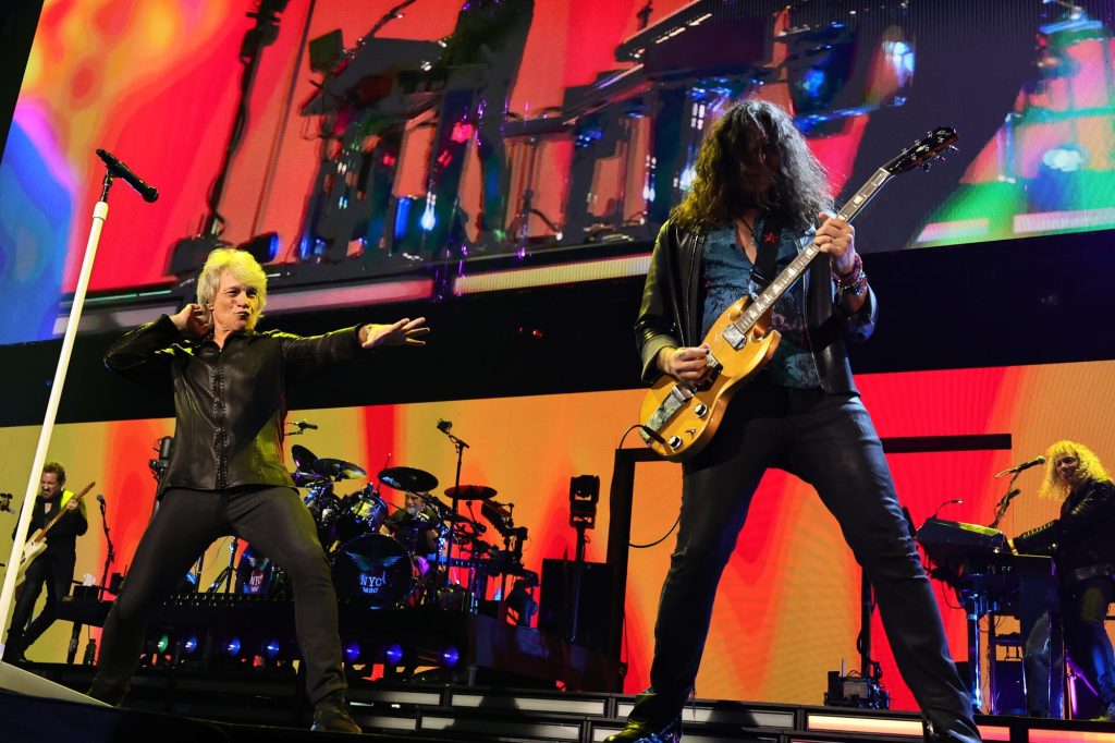 Jon Bon Jovi cantando en directo en un concierto