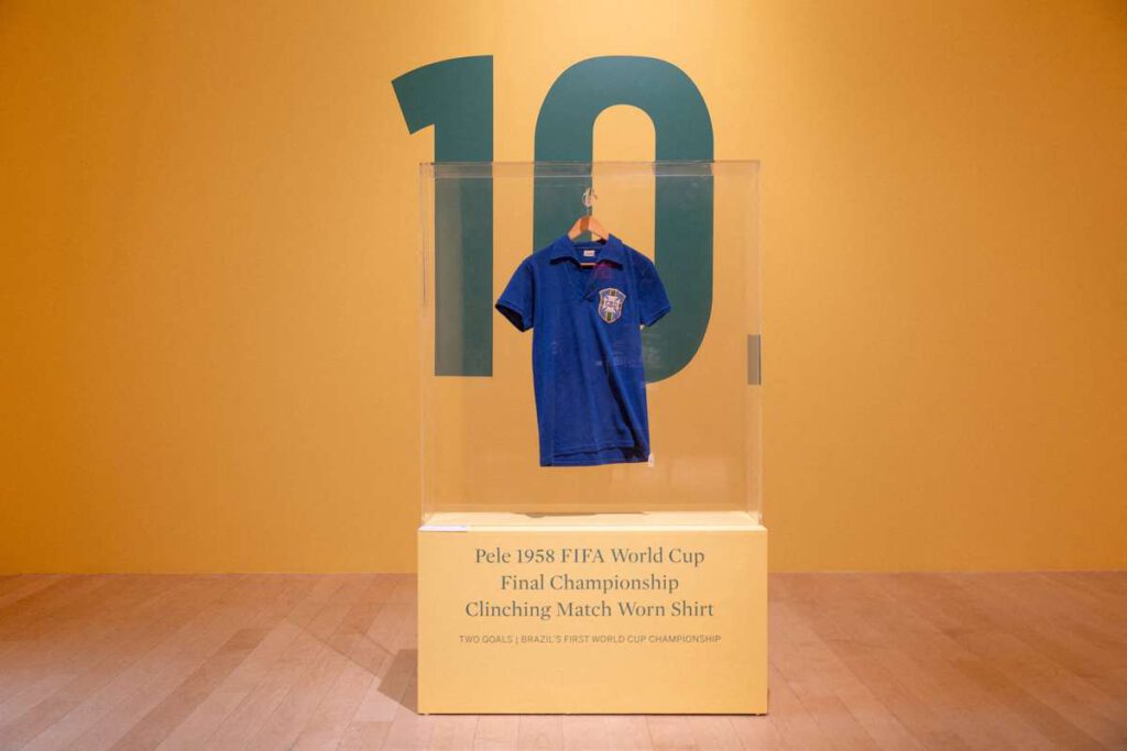 Camiseta azul con el número 10 usada por Pelé en el Mundial de 1958