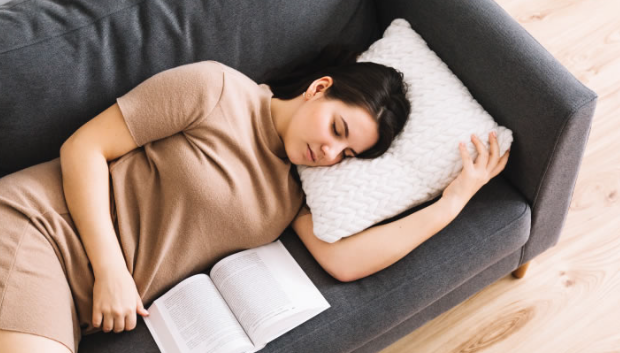 Persona durmiendo una siesta relajante por la tarde