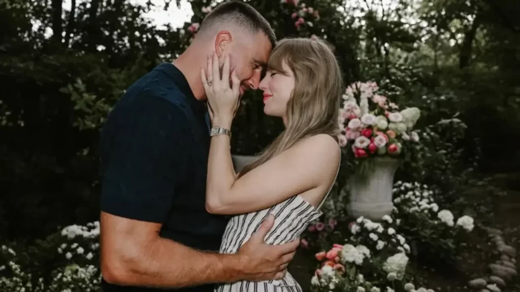 Taylor Swift y Travis Kelce en un evento público