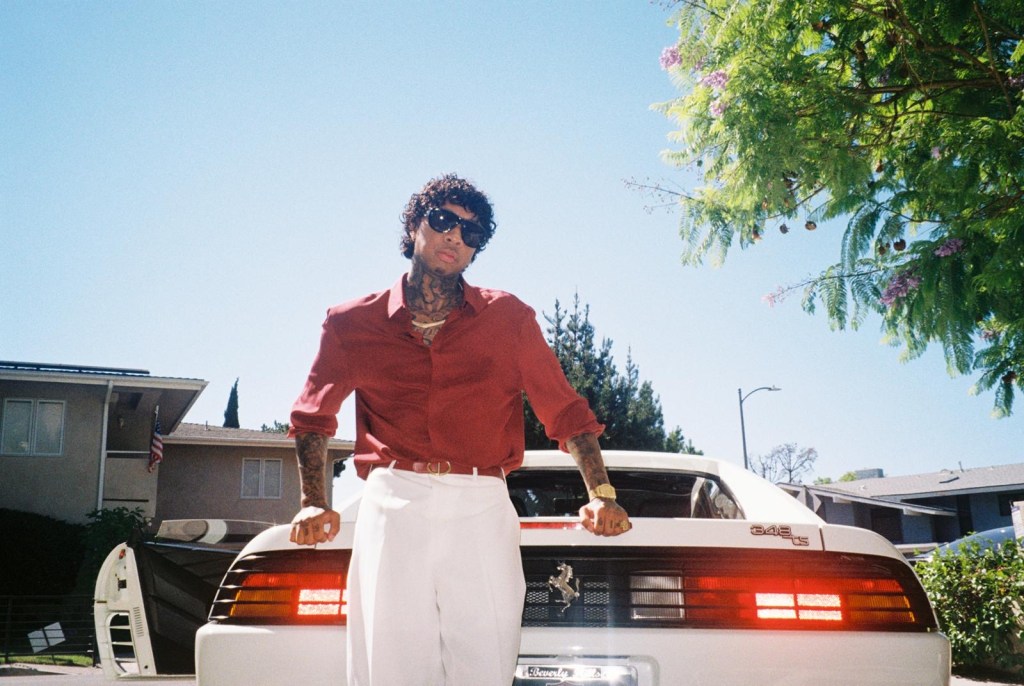 Retrato promocional de Tyga caracterizado como su nuevo personaje de los años ochenta STARFACE