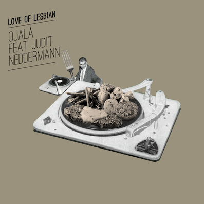Santi Balmes de Love of Lesbian cantando en un escenario
