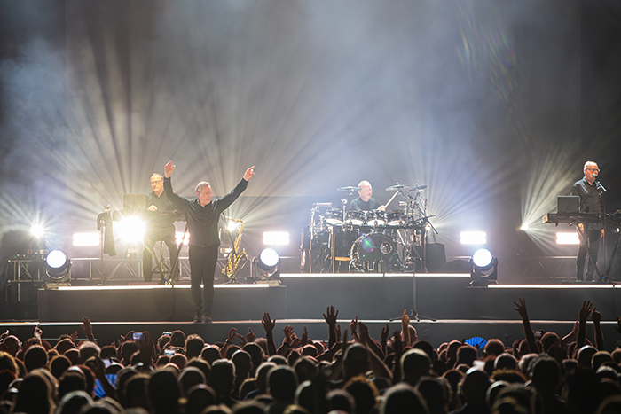 Andy McCluskey de OMD actuando en directo sobre el escenario