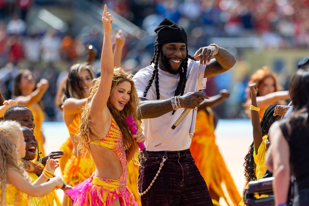 Shakira cantando en directo durante su gira mundial