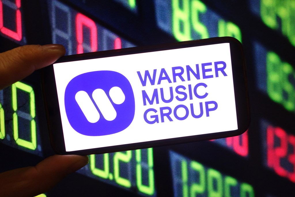 Logotipo de Warner Music Group mostrado en la pantalla de un teléfono móvil inteligente