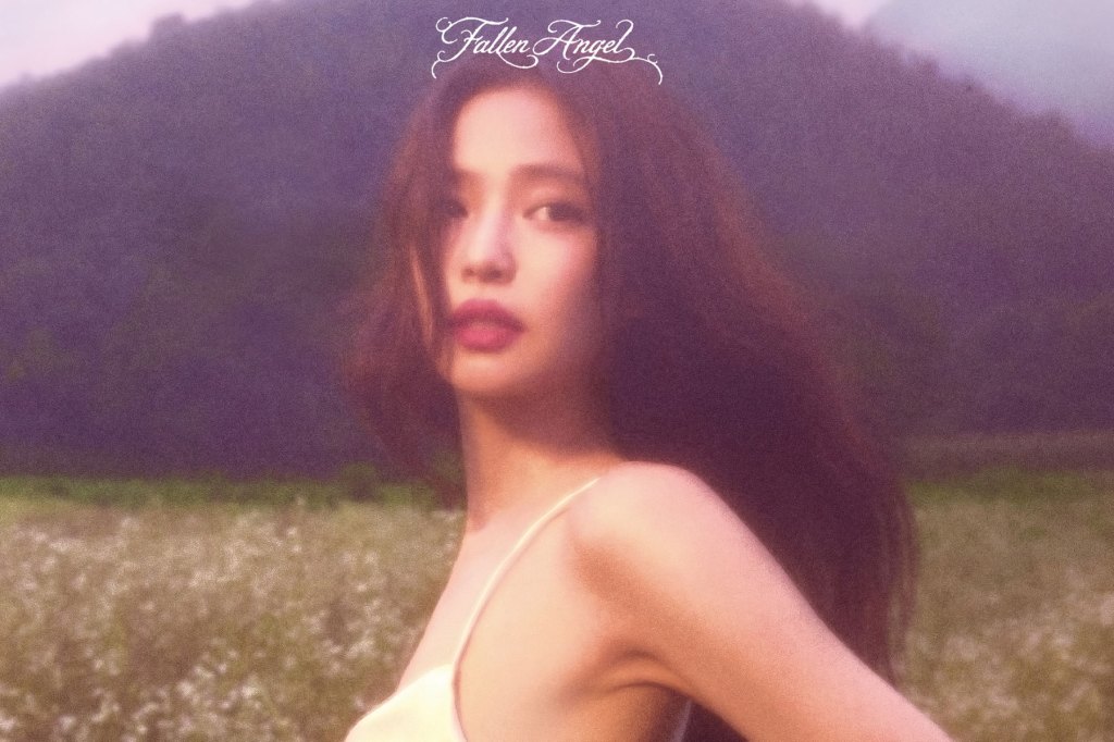 Jennie de BLACKPINK en una escena de su videoclip Fallen Angel