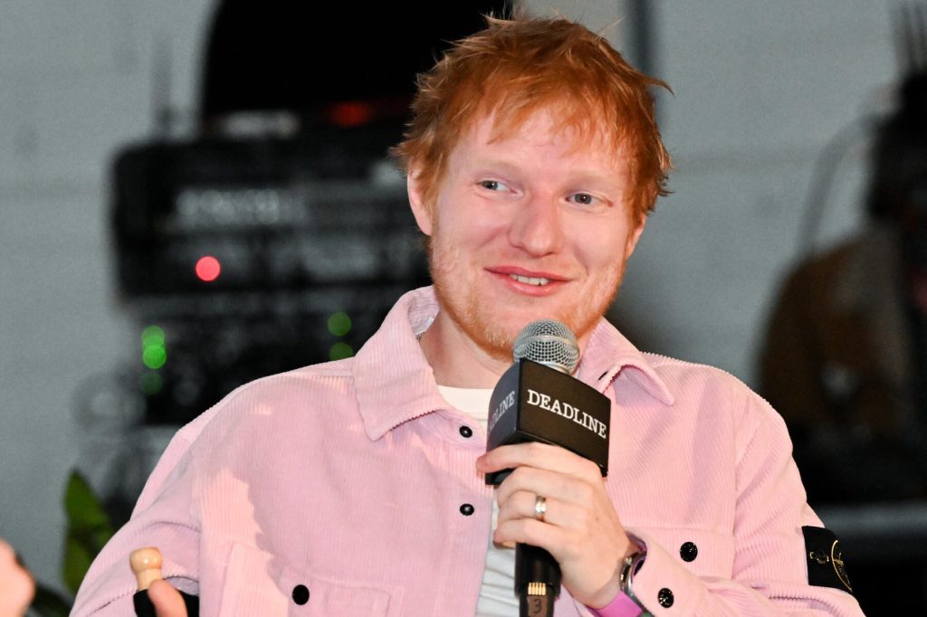 Ed Sheeran sonriendo en un evento público