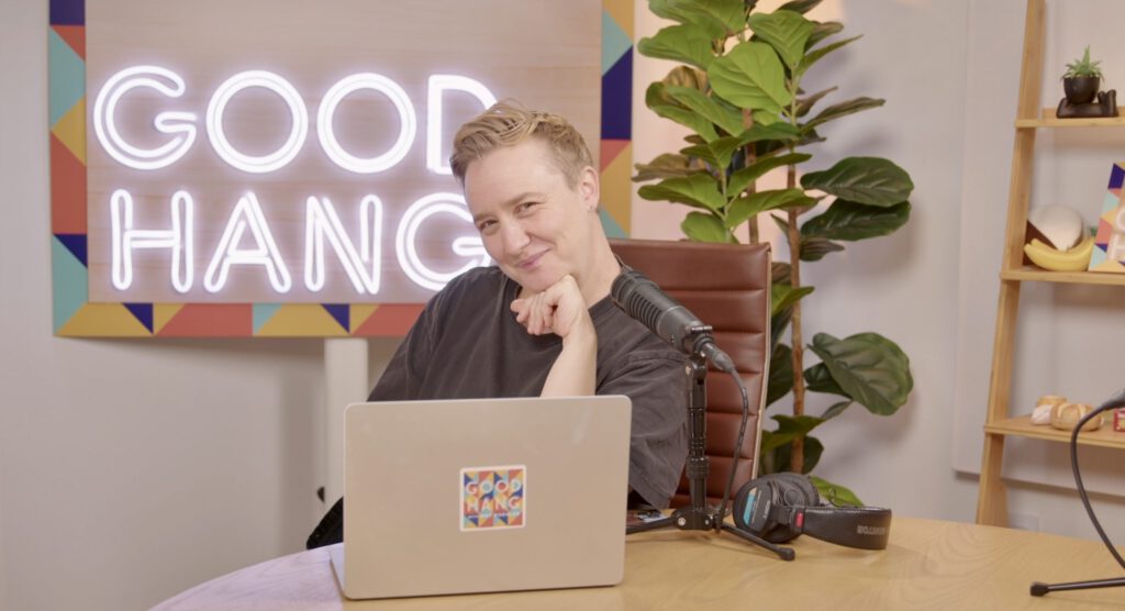 Amy Poehler sonriendo durante la grabación de su podcast Good Hang