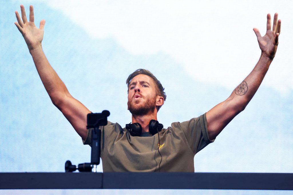 Calvin Harris actuando en directo ante una gran multitud