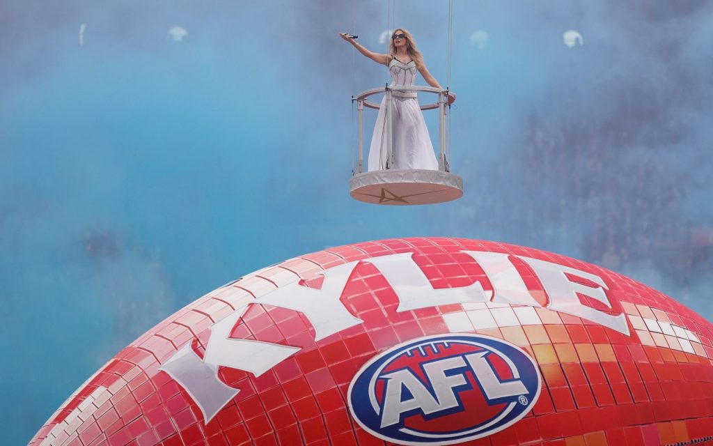 Kylie Minogue cantando en directo durante la final de la AFL en Melbourne