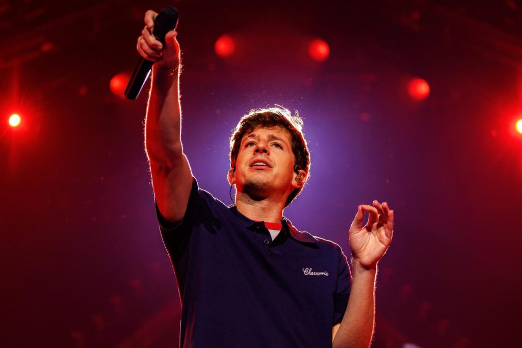El cantante Charlie Puth actuando en directo durante un concierto de su gira mundial.