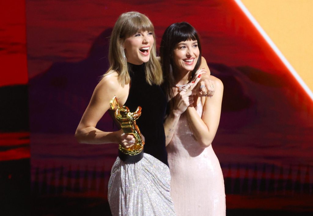 Madonna y Taylor Swift conversando en la primera fila de los VMAs 2026