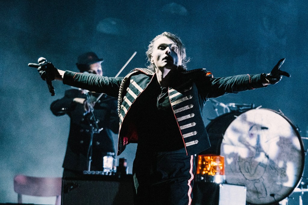 Gerard Way cantando en directo durante un concierto de My Chemical Romance.
