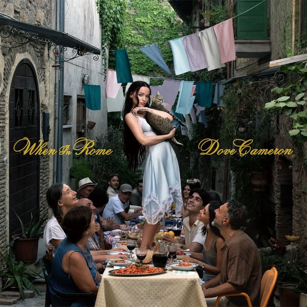 Dove Cameron en una escena de su videoclip When in Rome grabado en Italia