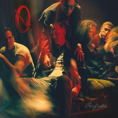 Josh Homme de Queens of the Stone Age durante una actuación en directo
